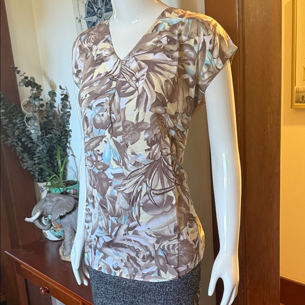 NWT northern reflections size small summery Tropical Print V-Neck Blouse - Brown